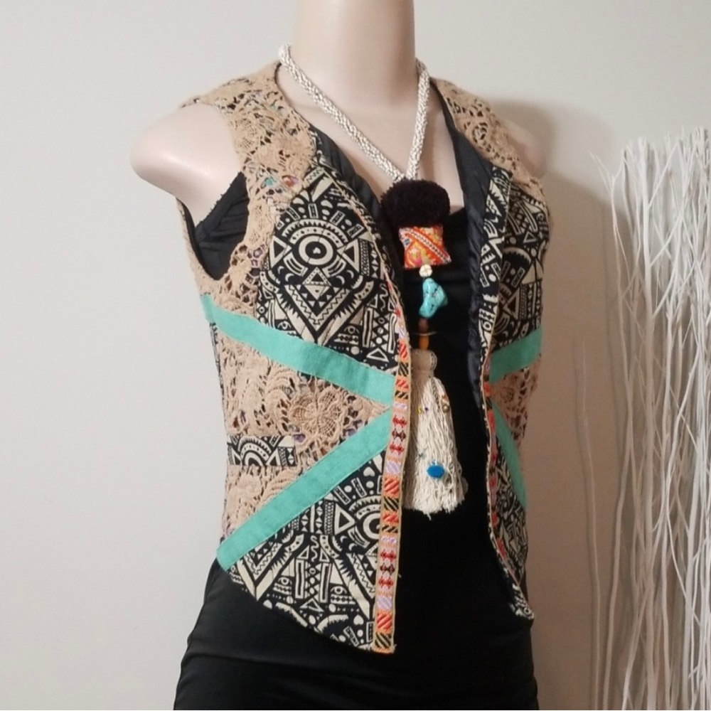BKE GIMMICKS FESTIVAL STYLE MIXED FABRIC VEST
